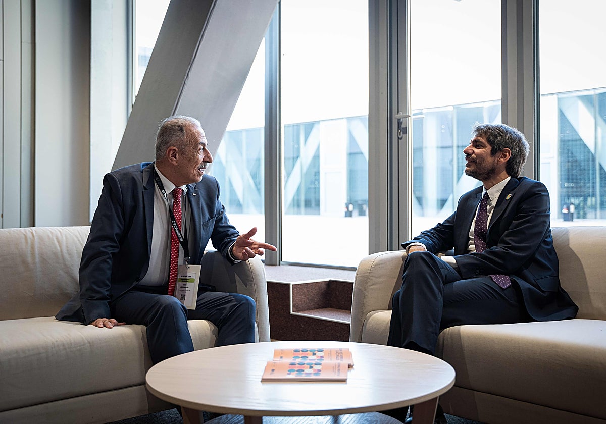 El embajador de Palestina en España, Husni Abdel Wahed, y el ministro de Cultura, Ernest Urtasun