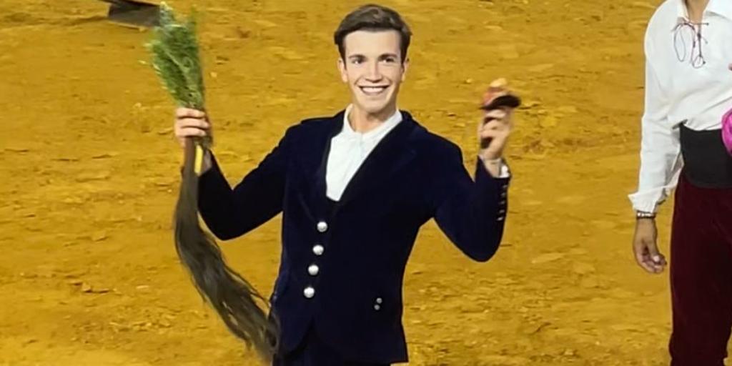 Javier Zulueta corta un rabo en la 'Corrida Pinzoniana' de Palos de Frontera