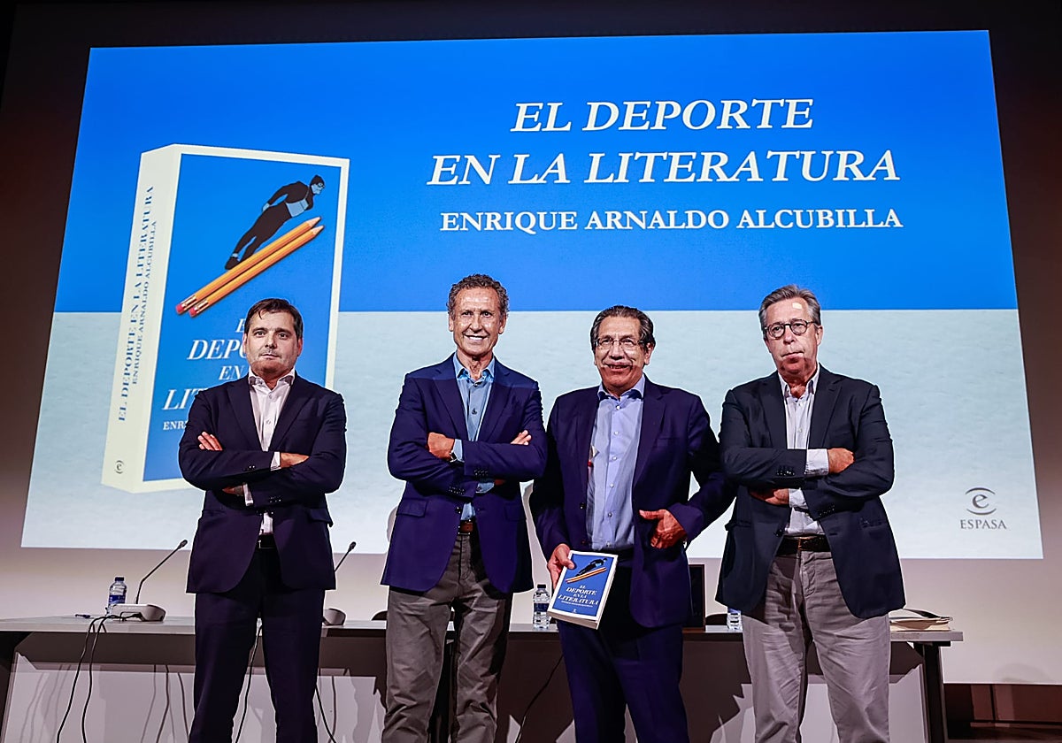 Enrique Arnaldo, junto a Jorge Valdano y Santiago Segurola