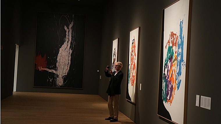 Obras de Georg Baselitz en una especie de capilla a oscuras dentro de la exposición