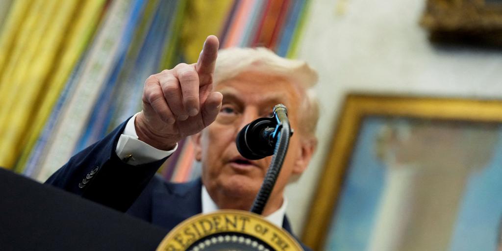 Trump y los republicanos estallan por la elección de Bad Bunny para la Super Bowl: «Es ridículo, no sé quién es»