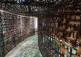 Las esculturas inmersivas de Cristina Iglesias convierten la Pedrera de Gaudí en un laberinto sensorial