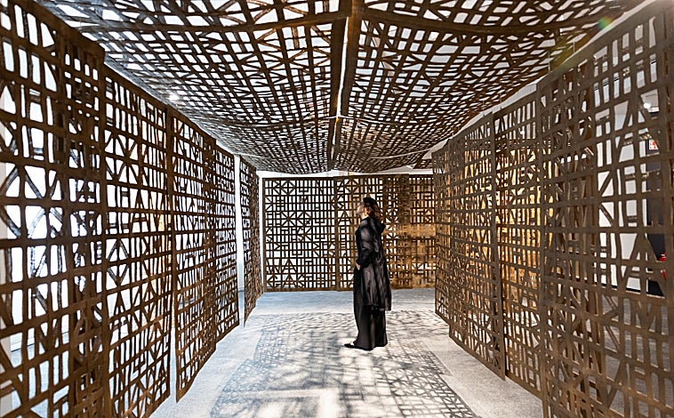 Imagen principal - En las imágenes, obras de Cristina Iglesias y las columnas de Gaudí con las que conviven las formas de 'Bosque Mineral' 