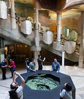 Imagen secundaria 2 - En las imágenes, algunas de las piezas de Cristina Iglesias que dialogan con los espacios de La Pedrera