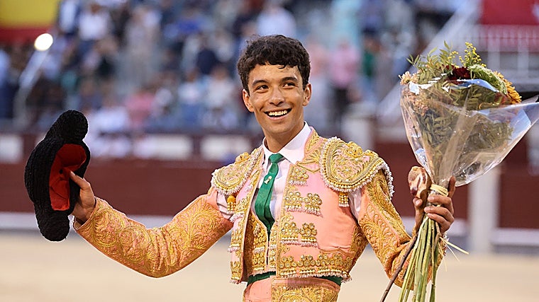 Samuel Castrejón dando la vuelta al ruedo con la oreja