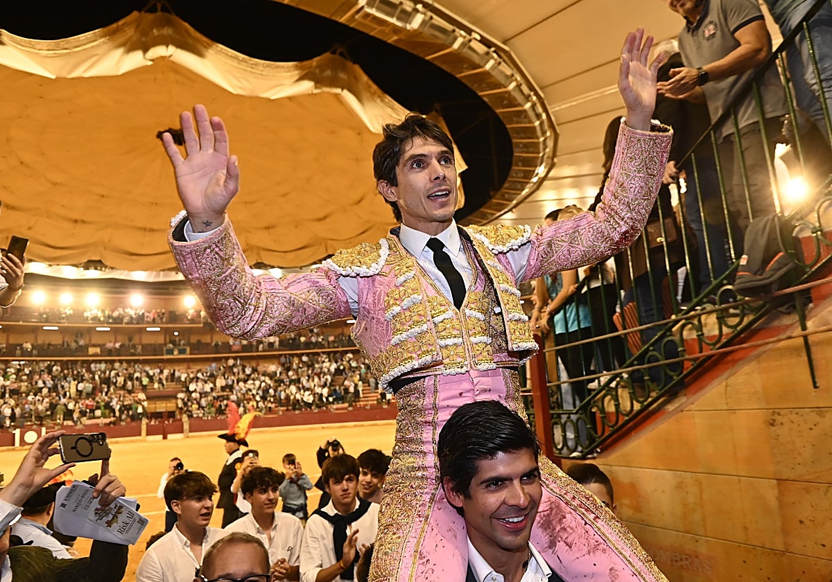 Sebastián Castella sale a hombros