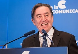 García Montero arremete contra Muñoz Machado: «La RAE está en manos de un experto en llevar negocios para las empresas multimillonarias»