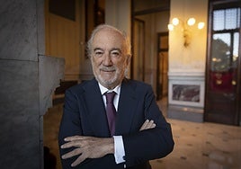 La Academia muestra su repulsa por el ataque de García Montero a su director: «Esta agresión ofende a la RAE y a la Asociación de Academias de la Lengua»