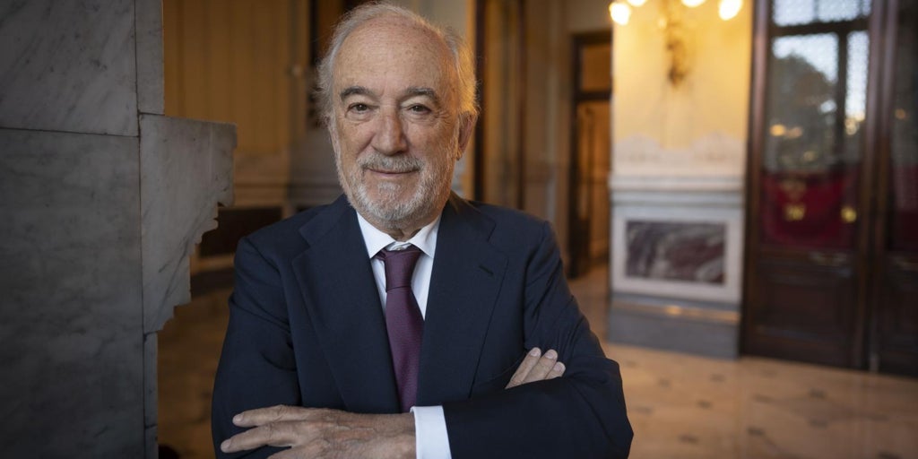 La Academia muestra su repulsa por el ataque de García Montero a su director: «Esta agresión ofende a la RAE y a la Asociación de Academias de la Lengua»