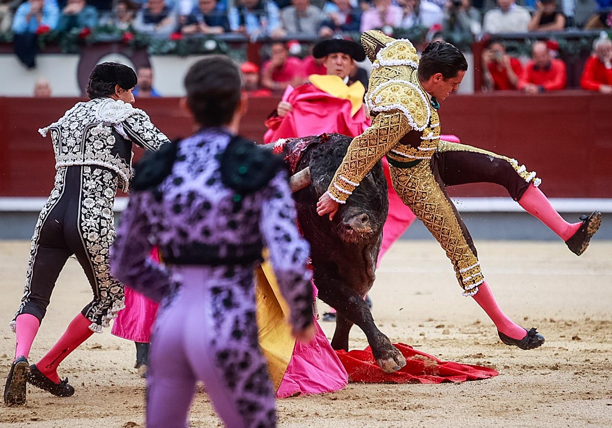 David Galván, cogido por el primer toro, Verdadero de nombre, no pudo continuar la lidia