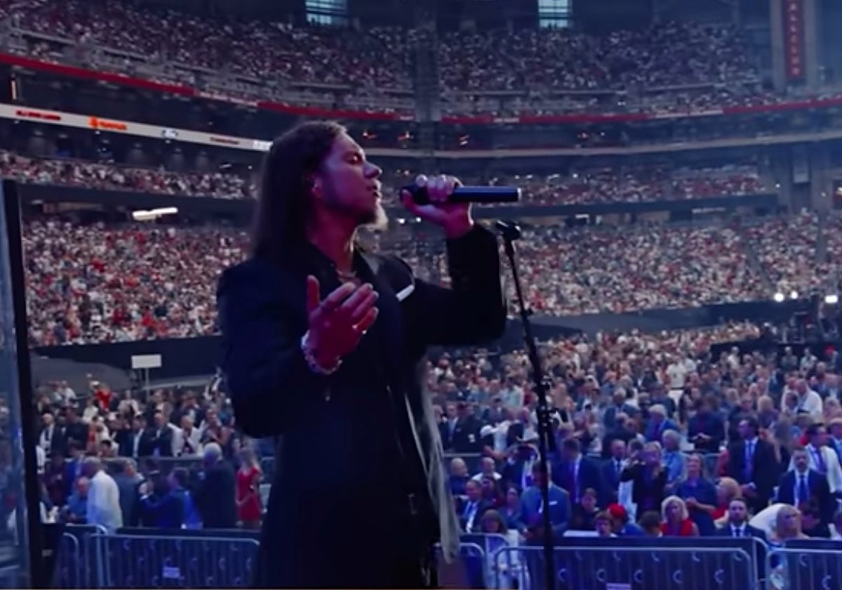 El cantautor Brandon Lake, cantando en el funeral de Charlie Kirk