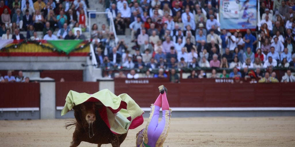 Última hora: Morante de la Puebla, cogido por su segundo toro, corta las dos orejas de la Puerta Grande y se corta la coleta