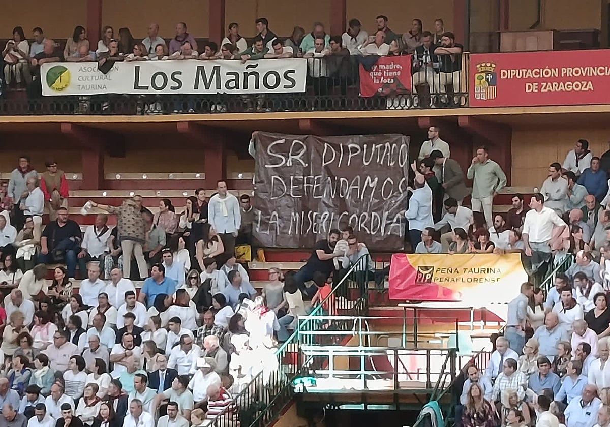 La afición se manifiesta ante la mala gestión