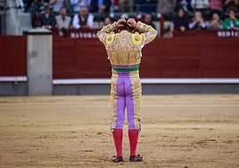 Y Morante, dios de la torería, miró a la muerte y se cortó la coleta antes de tocar el cielo de Madrid