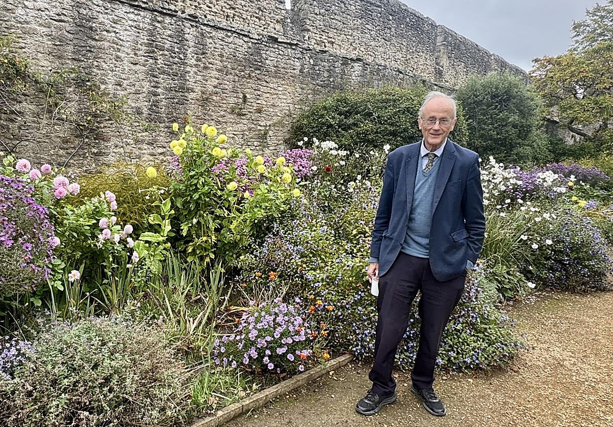 Robin Lane Fox, frente a la muralla medieval del New College de Oxford