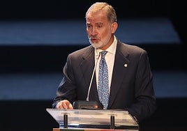 El Rey llama a la cooperación y la unión de la RAE y el Cervantes