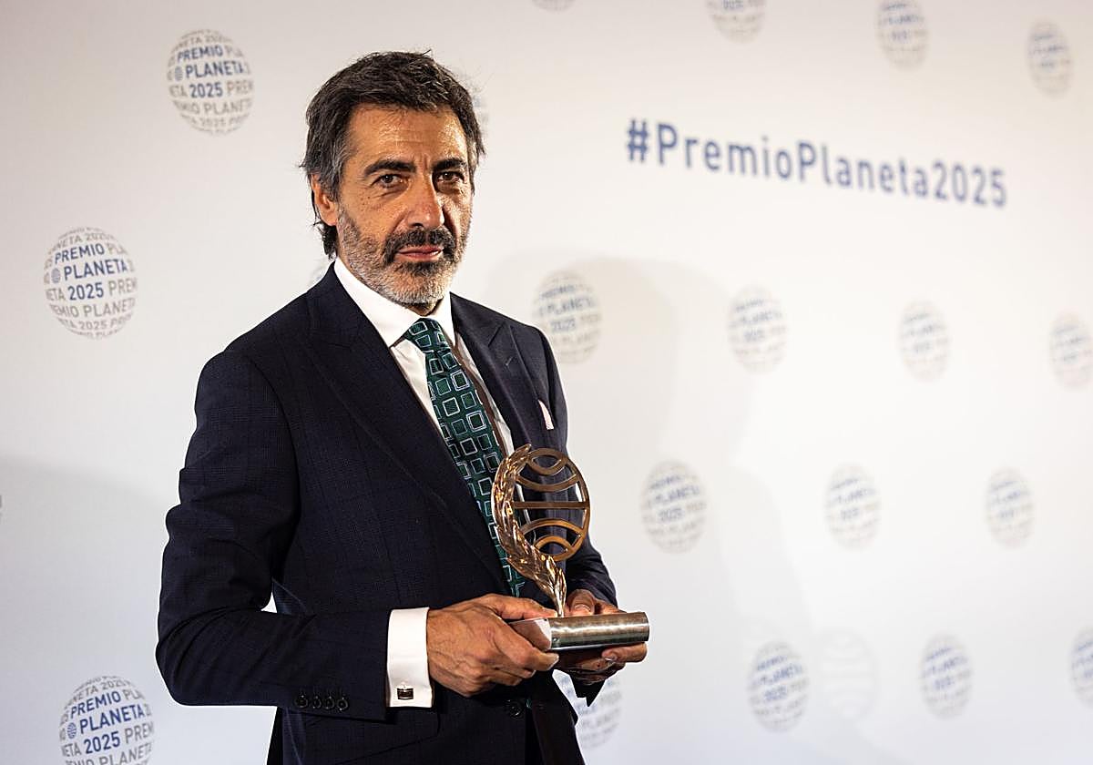 El escritor español Juan del Val, ganador del Premio Planeta 2025