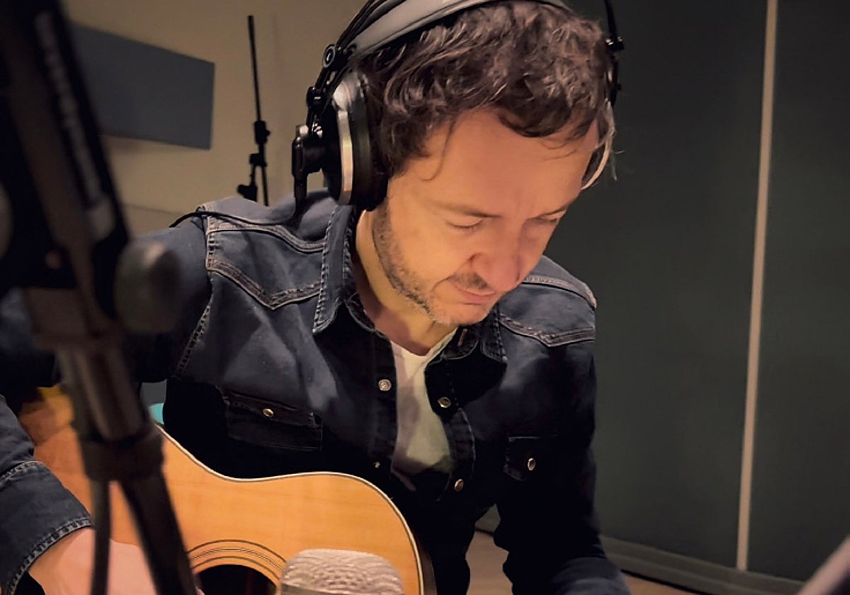 El guitarrista Pablo Benegas en el estudio de grabación