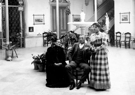 Imagen secundaria 1 - Lagartijo, hacia 1870 y con su hermana y su sobrina en el patio de su casa cordobesa en 1892. Artículo de Mariano de Cavia sobre 'La coleta de Rafael'