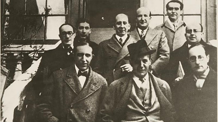 El escritor junto a Pedro Salinas, Jorge Guillén,  García Lorca y Vicente Aleixandre, entre otros