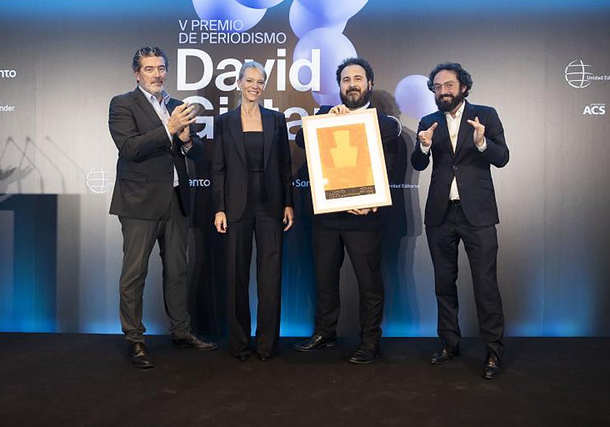 José F. Peláez, tras recibir el galardón el año pasado, junto a Julián Quirós, Romina Caponnetto y Joaquín Manso