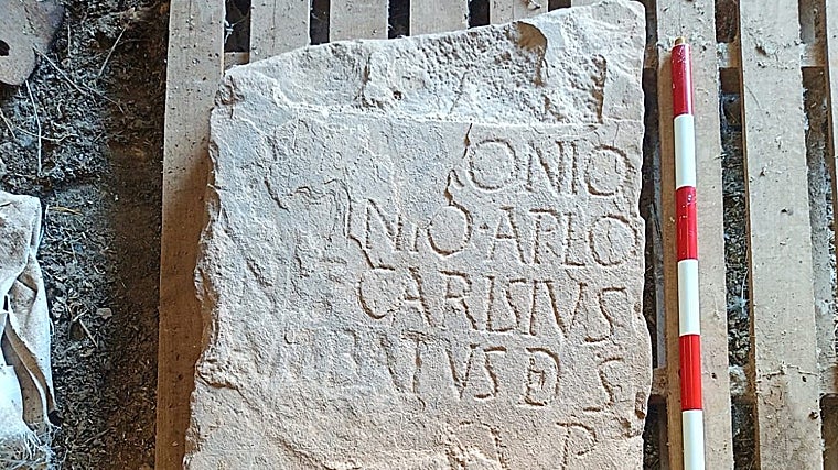 Detalle de la estela redescubierta