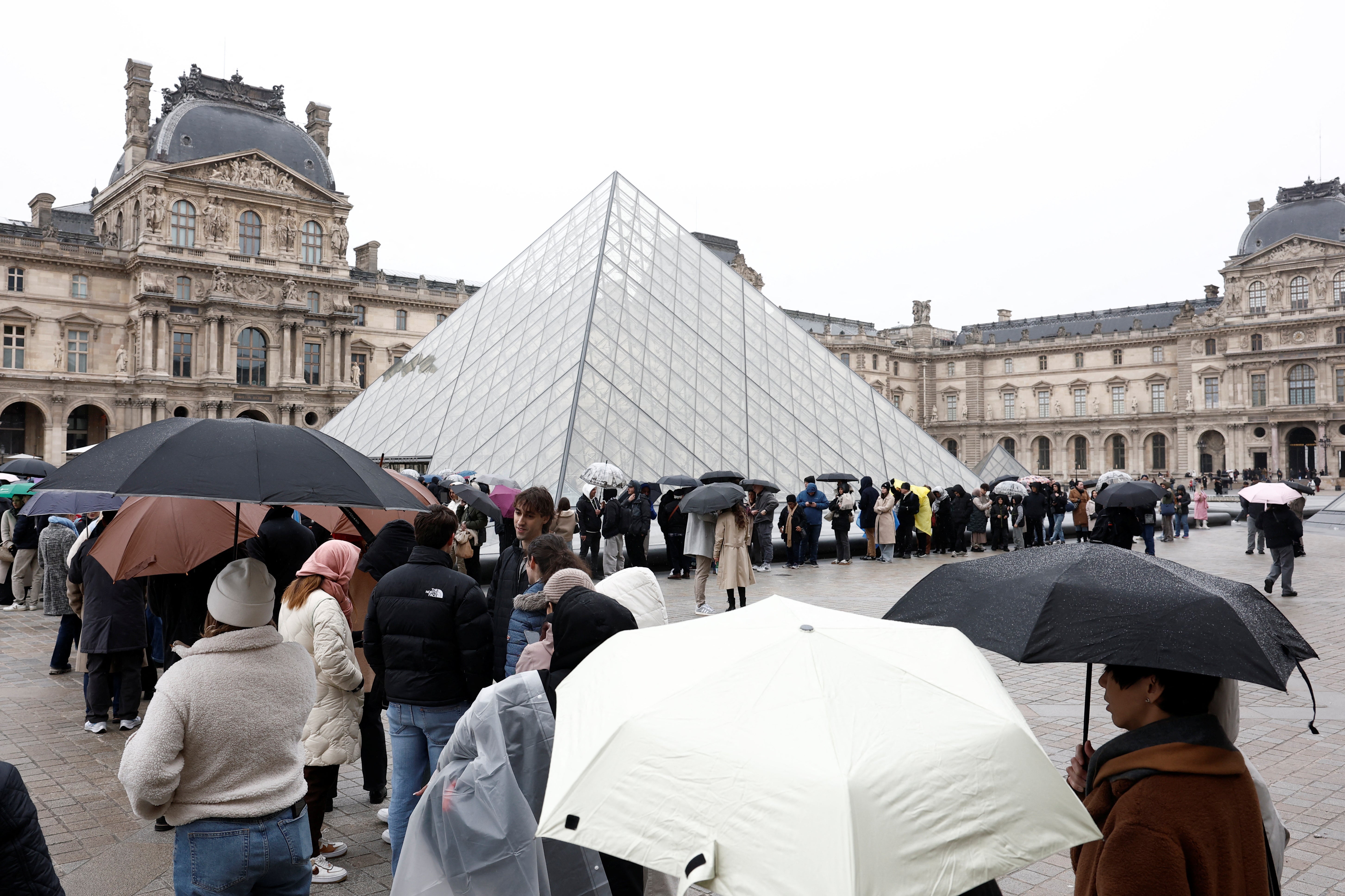 Cierran el museo del Louvre de París tras reportar un robo