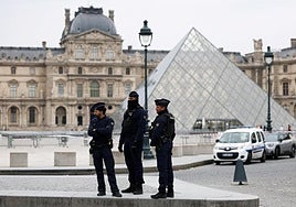 Espectacular atraco en el Louvre, escándalo nacional en Francia
