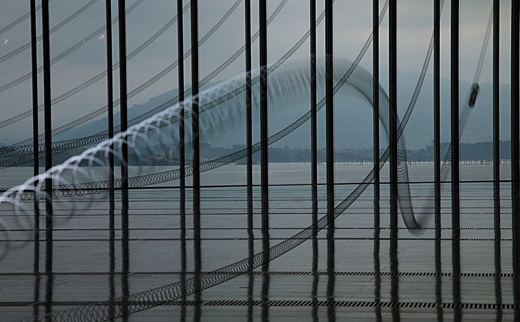Imagen principal - Instalación, texto y performance, ingredientes de 'Las olas perdidas' de Cooking Sections en el Centro Botín de Santander