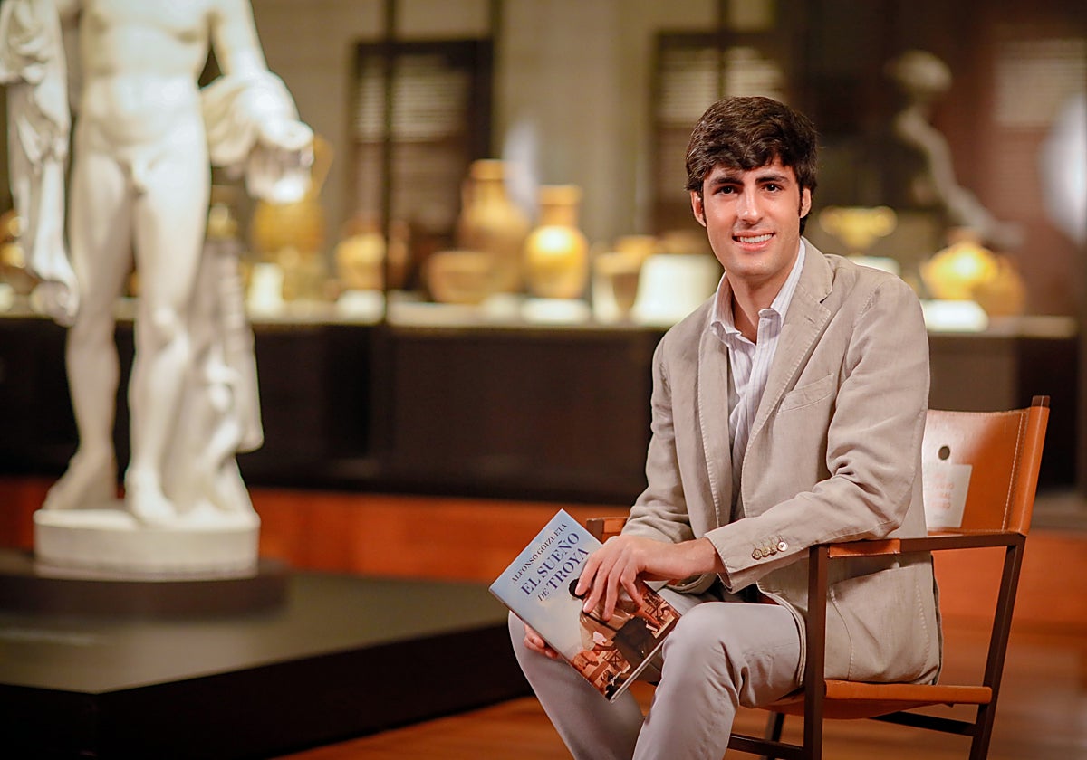 Alfonso Goizueta con su novela, 'El sueño de Troya'