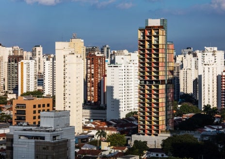 Imagen secundaria 1 - Arriba, el Hotel VP Plaza España en Madrid; abajo a la izquierda, Torre Forma Itaim en São Paulo; abajo a la derecha, el Edificio Polaris North en Madrid