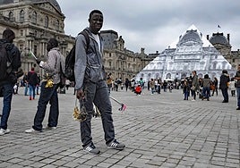El Louvre, gran museo nacional, en estado crítico y convertido en un zoco multicultural