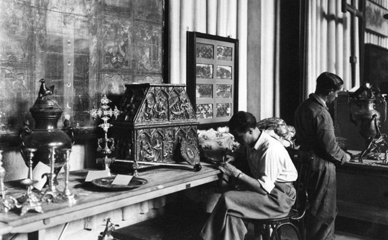Imagen principal - Haciendo inventario de incautaciones, carteles con mensajes para la protección del patrimonio en zona republicana e imagen de un depósito artístico incluida en una publicación del SDPAN en 1940