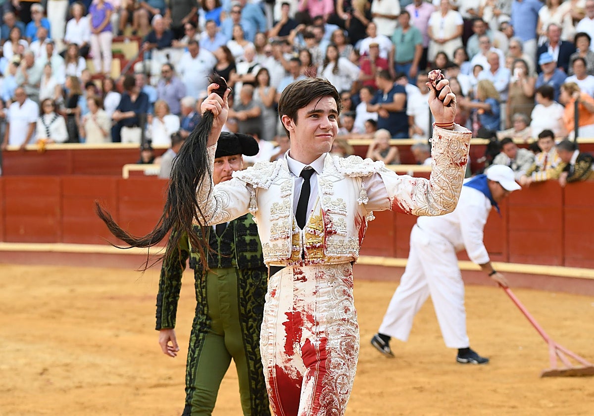 Mario Vilau con los máximos trofeos, en Sanlúcar