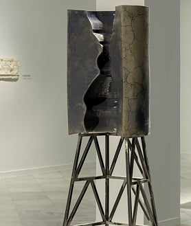 Imagen secundaria 2 - De arriba abajo, en las imágenes, ‘OVNI. Autorretrato no identificado’ (2002-2025), de Elena Vicente, 'Lifejacket 8' (2023), de Javier Map; y 'Venero', de Álvaro Albaladejo