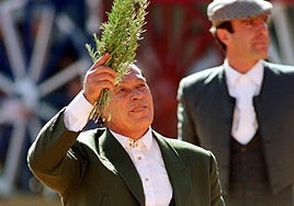 El último paseíllo de Curro Romero en La Algaba, en imágenes