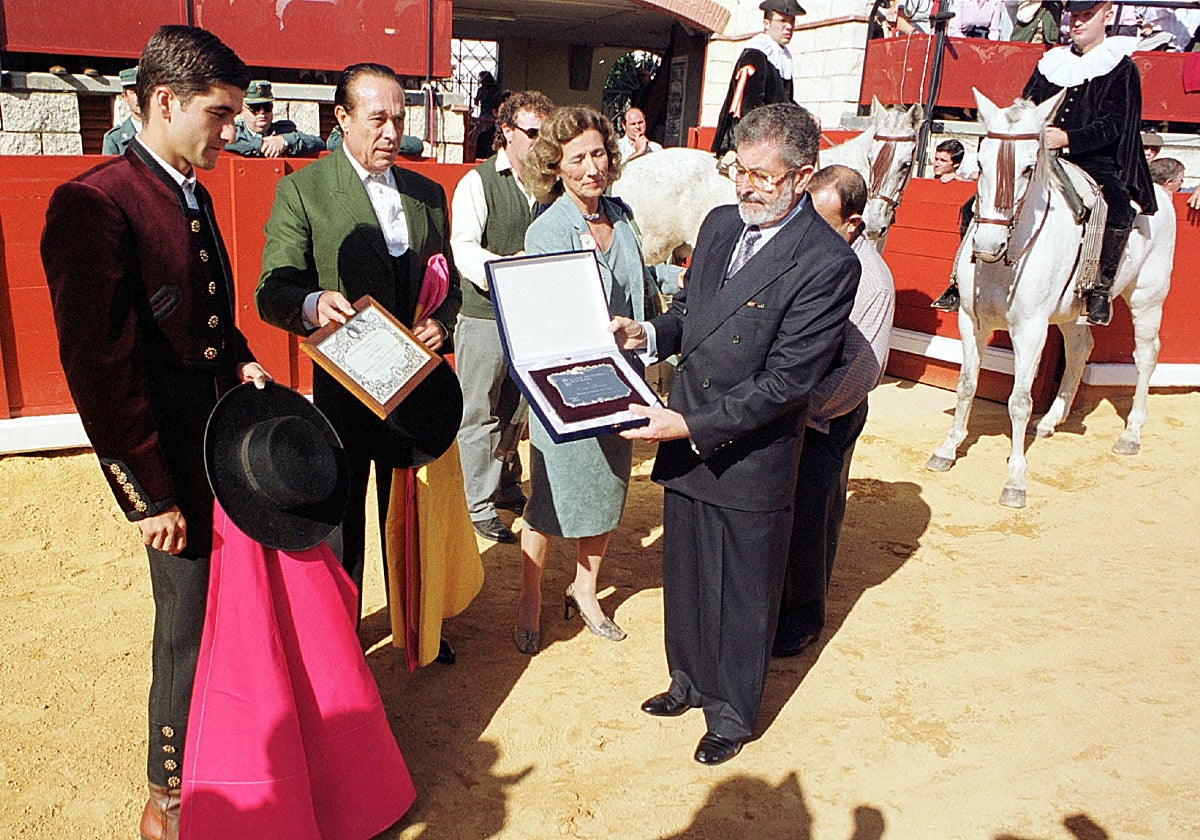 Curro Romero junto a Morante de la Puebla, María Luisa Guardiola y el exalcalde de La Algaba, José María Torres Zapico, el día del festival a beneficio de Andex