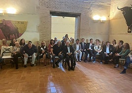 Flamencos y toreros sorprenden a Curro Romero con una fiesta para celebrar los 25 años de su retirada de los ruedos