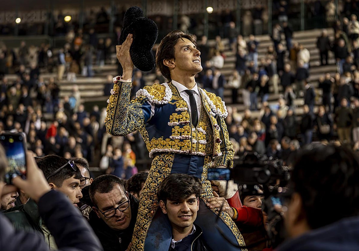 Andrés Roca Rey sale a hombros en Valencia