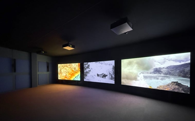 Imagen principal - En las imágenes, algunas de las obras incluidas en la exposición, como las esculturas de Teresa Solar Abboud y Jumanna Manna
