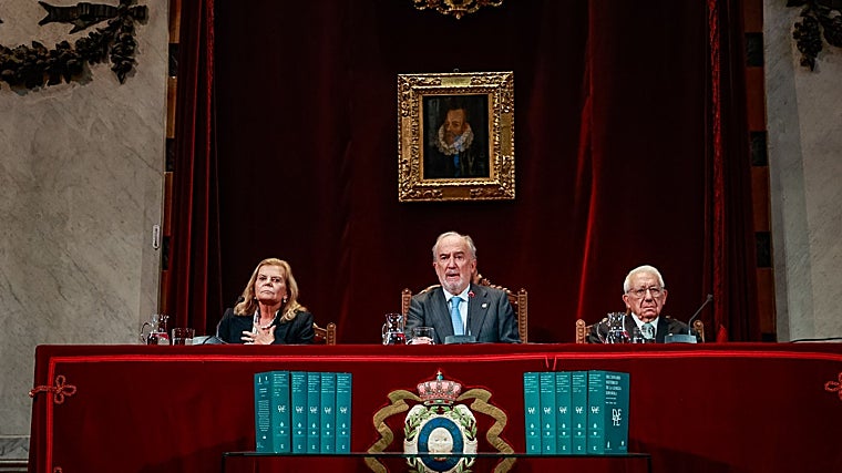 Muñoz Machado durante su alocución inicial, en la mesa presidencial