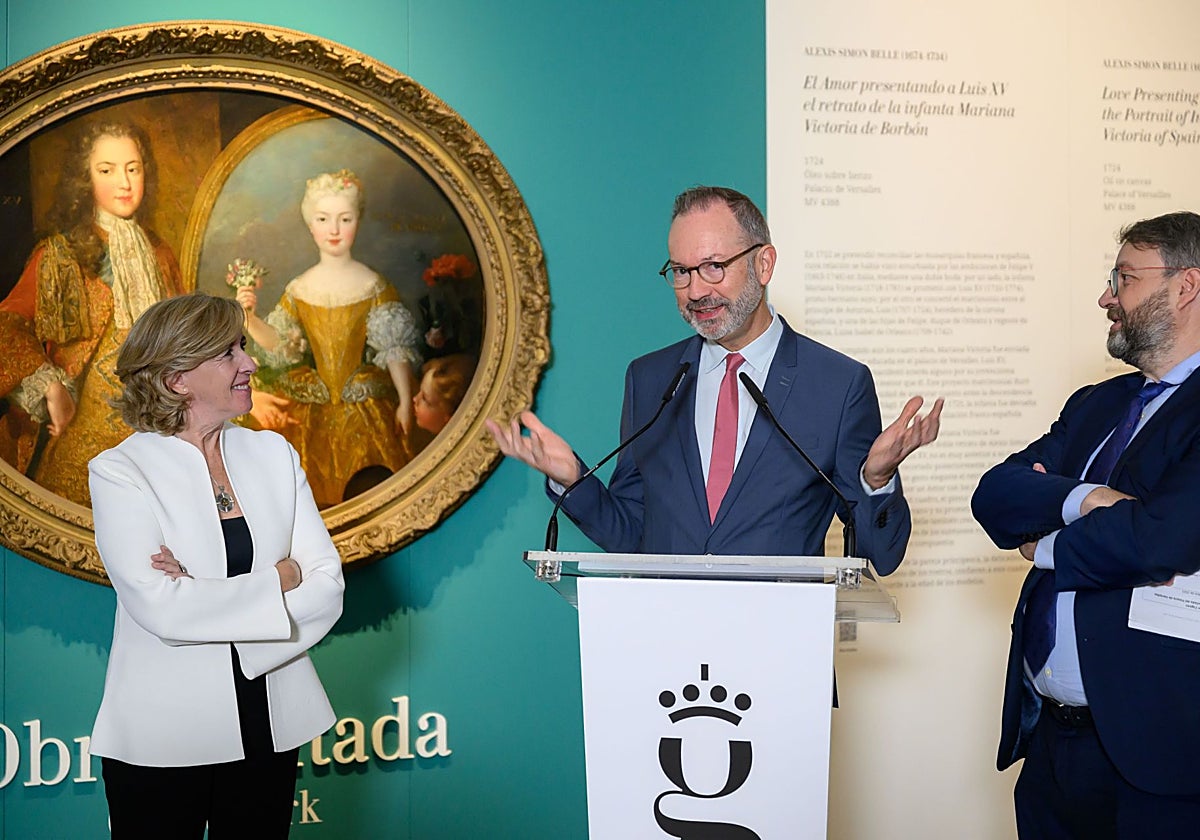 Ana de la Cueva, Laurent Salomé y Víctor Cageao, durante la presentación del retrato de Luis XV y la infanta Mariana Victoria de Borbón, procedente de Versalles