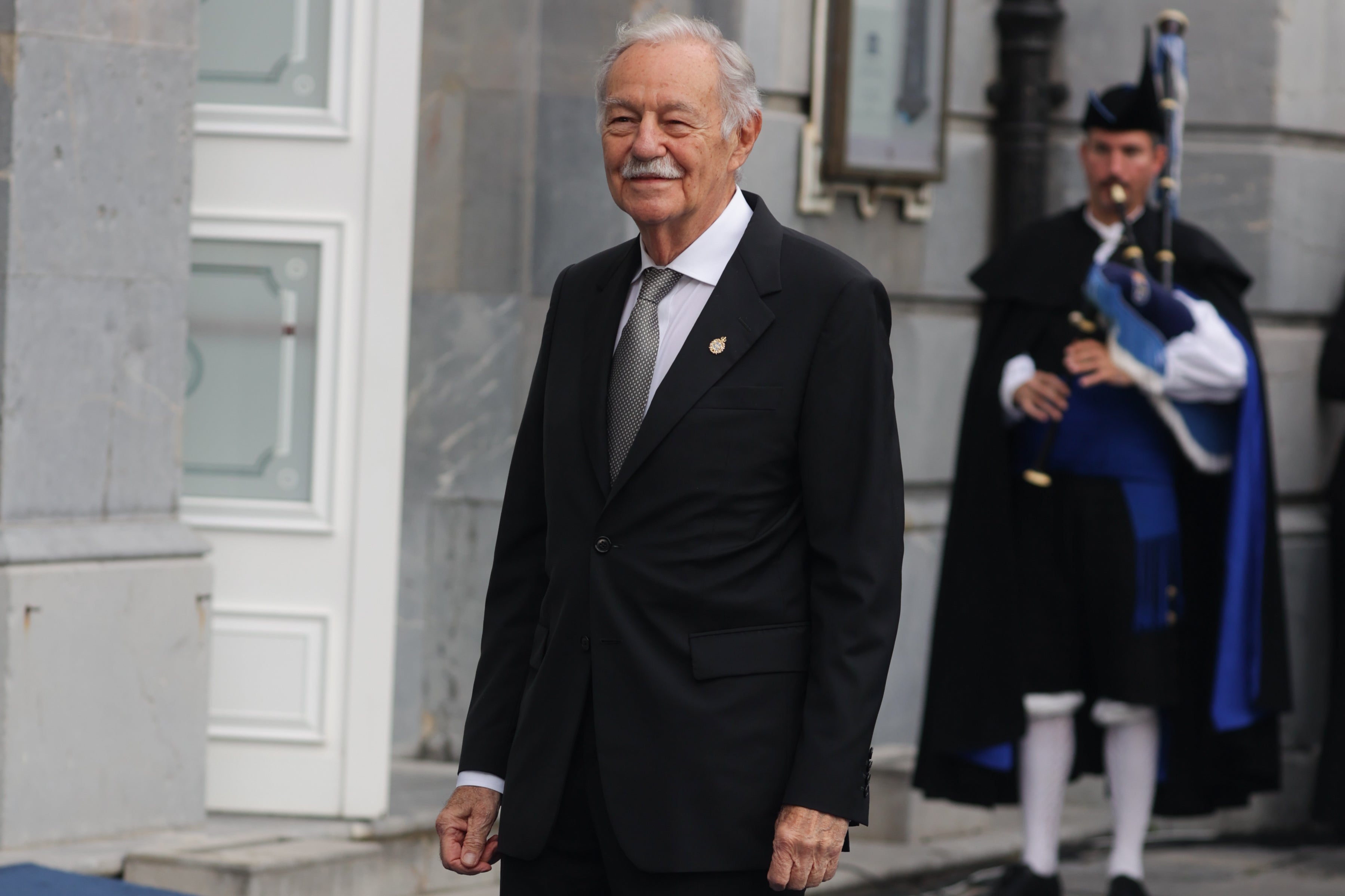 Eduardo Mendoza, Premio Princesa de Asturias de Letras, en la entrada.