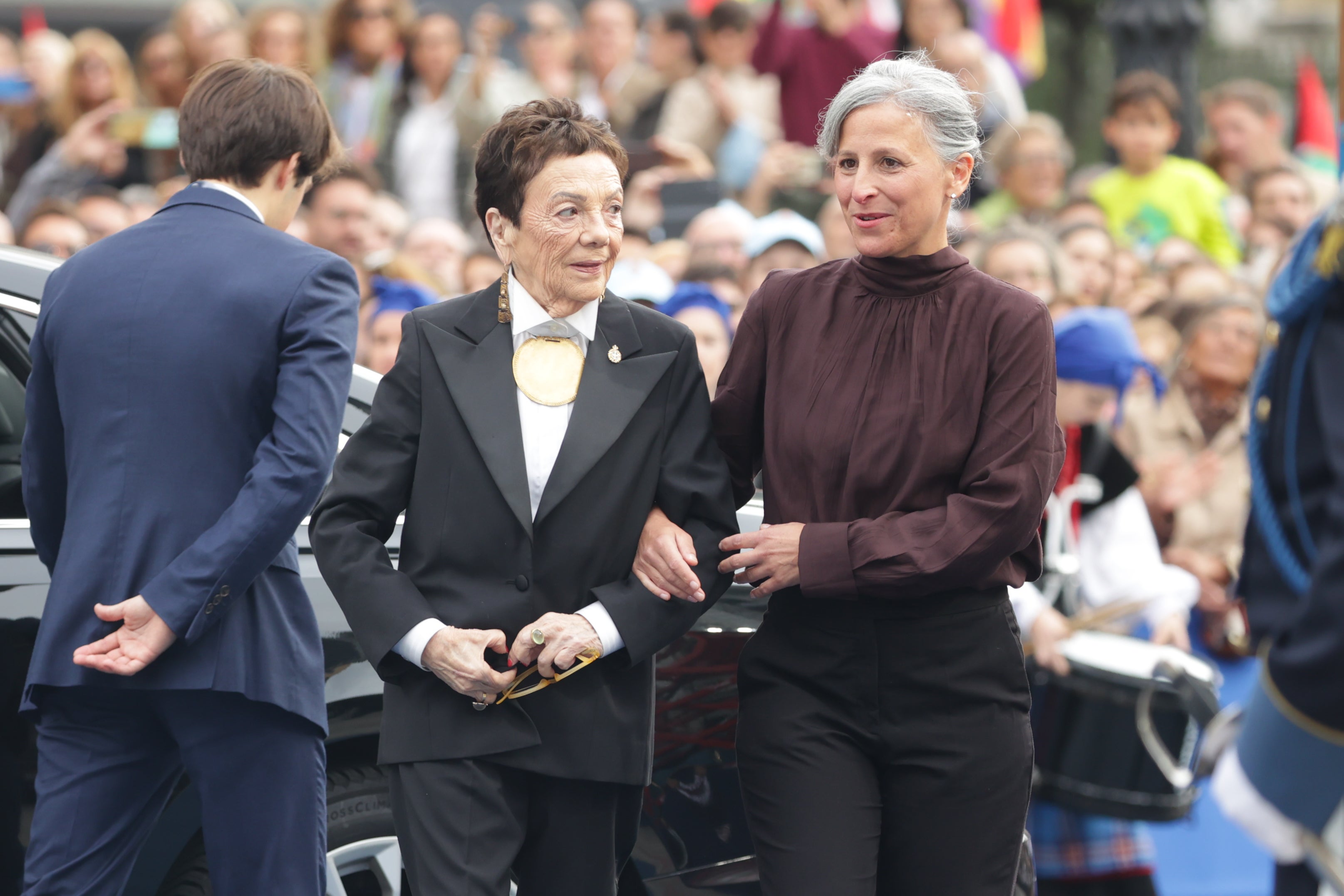 Graciela Iturbide, Premio Princesa de Asturias de las Artes, al bajarse del coche.