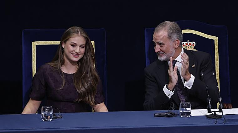 Felipe VI mira a la Princesa Leonor.
