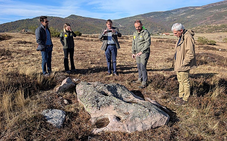 Imagen principal - Presentación de los hallazgos en Brañosera. Arriba, Entique Gonzalez Plaza, de Bosques y Movilidad; Anne Pernia Iglesias, becaria del IMBEAC; Jesus Mediavilla Rodríguez, alcalde de Brañosera; Jesús F. Torres Martinez, del IMBEAC y Victor Gonzalez Bascones, técnico de la Fundación Natural de la Junta de Castilla y León