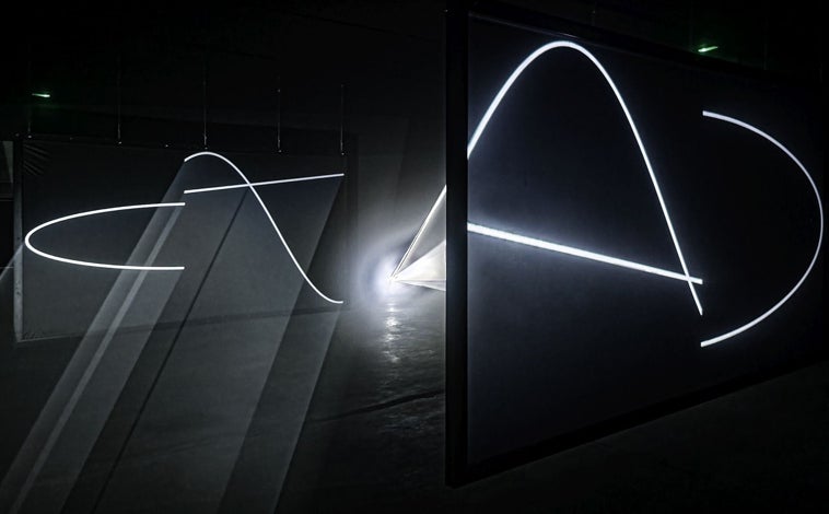 Imagen principal - En las imágenes, algunas de las obras del nuevo centrode arte, como la instación de Anthony McCall o los vídeos de Marina Núñez