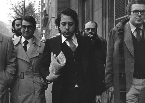 Imagen secundaria 1 - Miguel Ángel Aguilar (arriba) hablando con un alto mando en un campamento del Ejército español, en 1975. Abajo a la izquierda, llegando al Juzgado Militar, donde iba a prestar declaración por el presunto delito de injurias al Ejército, en 1980. a la derecha, un detalle de la portada del libro 'No había costumbre. Crónica de la muerte de Franco' (Ladera Norte).