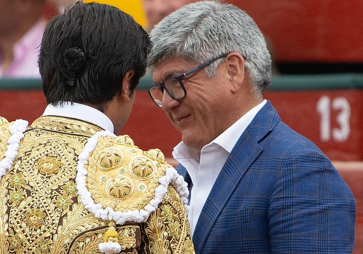 Brindis a Tito Fernández, empresario de la plaza de toros de Acho