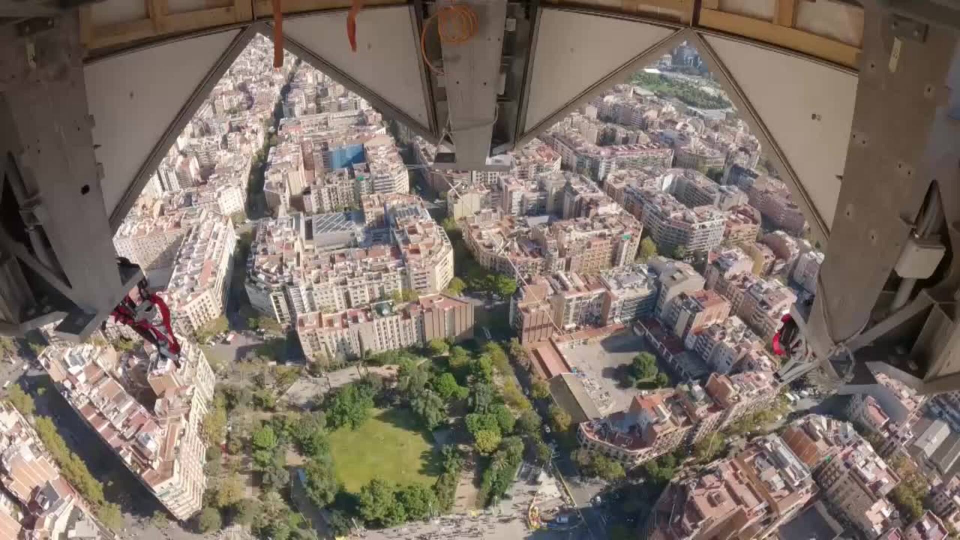 Colocan el primer elemento de la cruz que corona la torre más alta de la Sagrada Familia